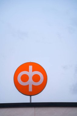 OP Finans Grubu logosu bulutlu gökyüzüne karşı. Vaaksy, Finlandiya. 29 Temmuz 2023.