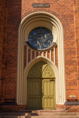 Finlandiya 'daki Loviisa Kilisesi' nin yeşil kapısı ve süslü yuvarlak penceresi