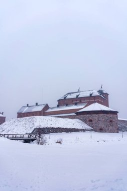 Kışın karlı bir günde Hame Şatosu (Tavastia Kalesi). Hameenlinna, Finlandiya.