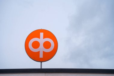 OP Finans Grubu logosu bulutlu gökyüzüne karşı. Asikkala, Finlandiya. 29 Temmuz 2023.