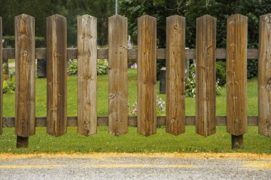 Yazın mezarlığı çevreleyen ahşap çitler..