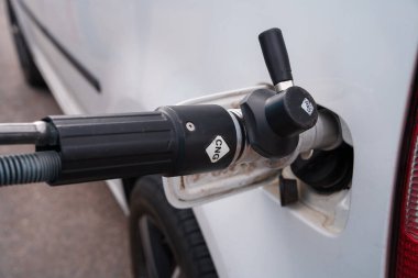 CNG benzin istasyonunda doğal gaz tekrar doluyor. Finlandiya.