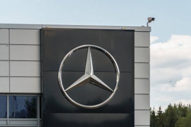 Lahti, Finlandiya 'da bir araba satıcısının duvarındaki Mercedes Benz logosu. 30 Temmuz 2023.
