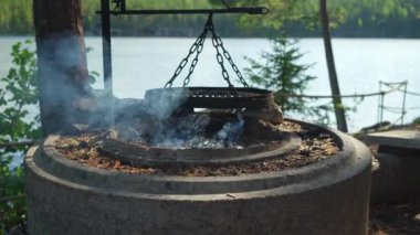 Sigara içme gölü kamp ateşi, Lapakisto 'da ateş çukuru Finlandiya' da doğa rezervi.