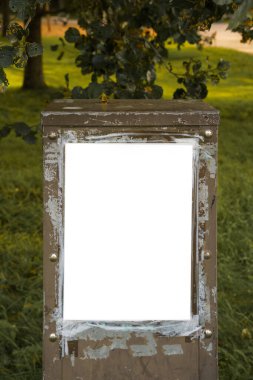 Parktaki eski kahverengi elektrik kutusunda beyaz poster şablonu