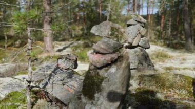 Finlandiya ormanlarında dengeli kaya yığınları