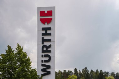 Hollola Finlandiya 'da bulutlu gökyüzüne karşı Wurth işareti. 30 Temmuz 2023.