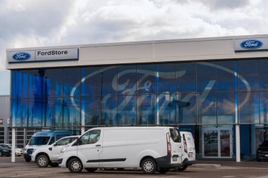 Lahti, Finlandiya 'da Ford Store' un dışı. 30 Temmuz 2023.