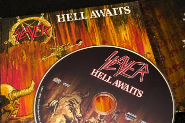 Slayer - Hell Awaits (1985) stüdyo albümü, CD ve kapak resmi. Lahti, Finlandiya. 10 Ekim 2023.