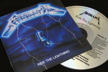 Metallica - Ride The Lightning (1984) stüdyo albümü, CD ve kapak resmi. Lahti, Finlandiya. 10 Ekim 2023.