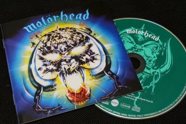 Motorhead - Overkill (1979) stüdyo albümü, CD ve kapak resmi. Lahti, Finlandiya. 10 Ekim 2023.