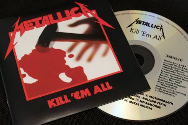 Metallica - Kill 'Em All (1983) stüdyo albümü, CD ve kapak resmi. Lahti, Finlandiya. 10 Ekim 2023.
