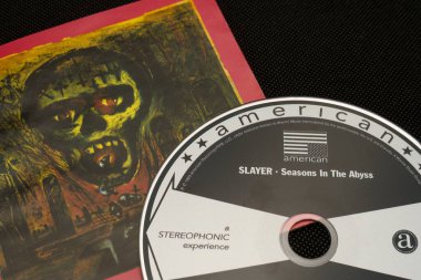 Slayer - Seasons In The Abyss (1990) stüdyo albümü, CD ve kapak resmi. Lahti, Finlandiya. 10 Ekim 2023.