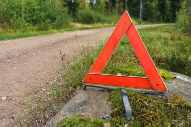 Finlandiya 'da küçük çakıl yolunun yanındaki uyarı üçgeni.