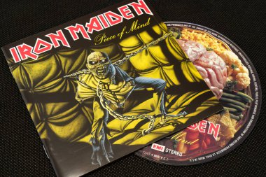 Iron Maiden - Piece of Mind (1983) stüdyo albümü, CD ve kapak resmi. Lahti, Finlandiya. 10 Ekim 2023.