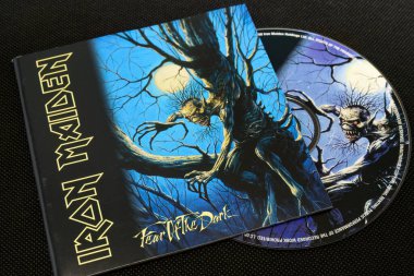Iron Maiden - Fear of the Dark (1992) stüdyo albümü, CD ve kapak resmi. Lahti, Finlandiya. 10 Ekim 2023.