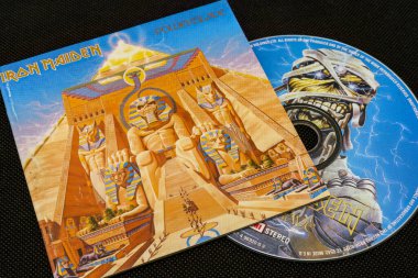 Iron Maiden - Powerslave (1984) stüdyo albümü, CD ve kapak resmi. Lahti, Finlandiya. 10 Ekim 2023.