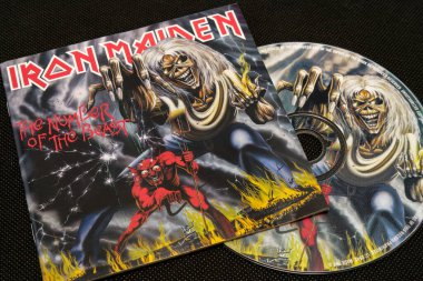 Iron Maiden - The Number of the Beast (1982) stüdyo albümü, CD ve kapak resmi. Lahti, Finlandiya. 10 Ekim 2023.