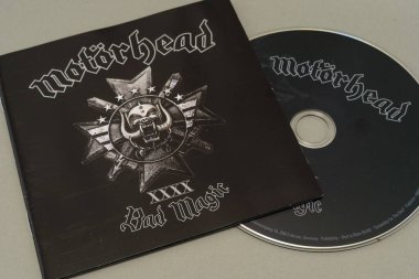 Motorhead - Bad Magic (2015) stüdyo albümü, CD ve kapak resmi. Lahti, Finlandiya. 10 Ekim 2023.