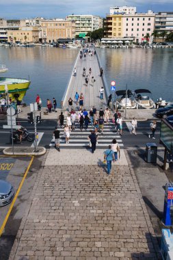 Hırvatistan 'ın Zadar kentindeki Şehir Köprüsü' nde (Gradski 'nin en çok üzerinde) yürüyen insanlar. 21 Eylül 2023.