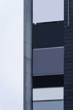 Alışveriş merkezinin dışındaki direği farklı renklerde birden fazla boş işaretle kapat.