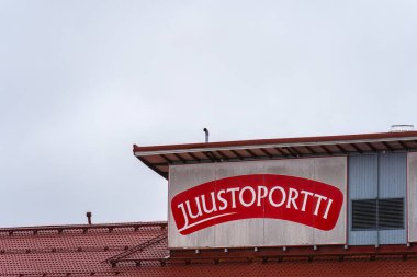 Finlandiya, Mantsala 'da yol kenarındaki bir kafe ve restoranın çatısında Juustoportti logosu. 12 Kasım 2023.