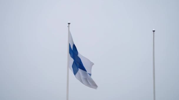 Finská Vlajka Vlající Silném Větru Zblízka — Stock video