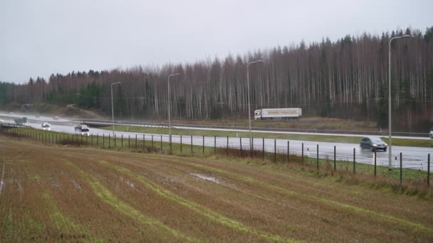 Φινλανδική Εθνική Οδός Οδός Μια Βροχερή Ημέρα Φθινόπωρο Μαντσάλα Φινλανδία — Αρχείο Βίντεο