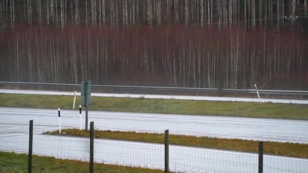 Autostrada Finlandese Strada Una Giornata Pioggia Autunno Panning Shot Mantsala — Video Stock