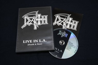 Death - Los Angeles 'ta Yaşam (Death & Raw) DVD' si karanlık yüzeyde. Lahti, Finlandiya. 30 Aralık 2023.