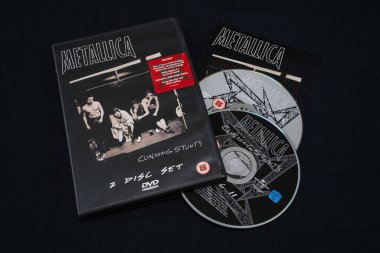 Metallica - Kurnaz Dublörler DVD 'si karanlık yüzeyde. Lahti, Finlandiya. 30 Aralık 2023.