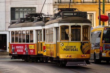 Lizbon, Portekiz 'deki ünlü 28 numaralı tramvay. 1 Şubat 2024.