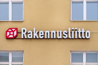 Duvarda Finlandiya İnşaat Sendikası Rakennusliitto imzası var. Tampere, Finlandiya. 27 Ocak 2024.