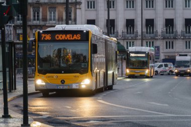 Lizbon, Portekiz sokaklarındaki yerel otobüslerle akşam işe gidişi. 1 Şubat 2024.