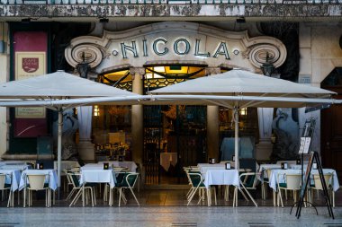 Lizbon, Portekiz 'deki Nicola Restoranı' nın dışındaki masalar ve şemsiyeler. 1 Şubat 2024.