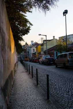 Cobblestone Caddesi Rua do Borja Lizbon, Portekiz 'de gün batımından önce. 2 Şubat 2024.