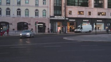 Restauradores Meydanı (Praa dos Restauradores), sabah kamerasını çevirir. Lizbon, Portekiz.