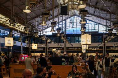 Mola pazarı, Lizbon, Portekiz 'deki yemek katı. 2 Şubat 2024.