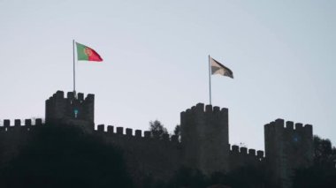 Lizbon 'da Castelo de Sao Jorge' nin tepesinde sallanan Portekiz ulusal bayrağı ve Lizbon Bayrağı