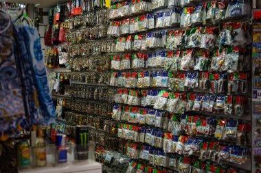 Portekiz, Lizbon 'daki hediyelik eşyalarla dolu hediyelik eşya dükkanı duvarı. 2 Şubat 2024.