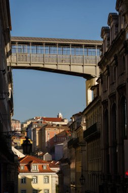 Lizbon, Portekiz 'deki çatıların üzerindeki Santa Justa kaldırma yolu..