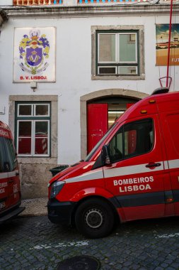 Portekiz, Lizbon 'daki İtfaiye Merkezi' nin önüne park edilmiş Kırmızı İtfaiye Minibüsü. 2 Şubat 2024.