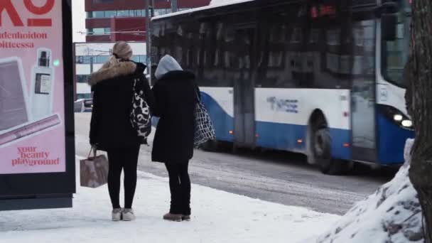 Kış Boyunca Finlandiya Tampere Otobüs Durağında Bekleyen Iki Kişi Var — Stok video