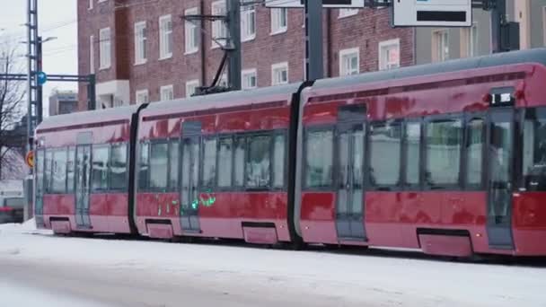 Red Tram Uma Rua Coberta Neve Tampere Finlândia Durante Inverno — Vídeo de Stock