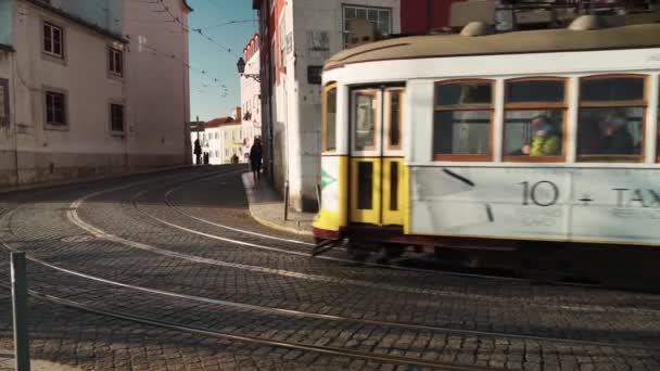 在Largo Portas Sol大街拐角处的历史性电车28号 葡萄牙里斯本 — 图库视频影像