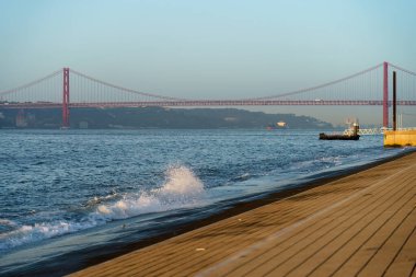 Lizbon Riverbank, Portekiz 'den Ponte 25 De Abril Köprüsü