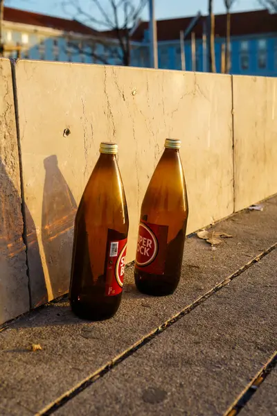 Två Tomma Ölflaskor Gata Vid Stenmur Solnedgången Lissabon Portugal Februari Stockfoto