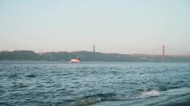 Tagus Nehri ve 25 de Abril Köprüsü 'nün Lizbon, Portekiz' deki görüntüsü