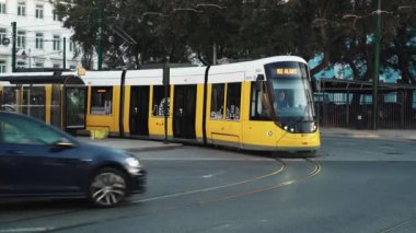 Lizbon, Portekiz 'den 15 numaralı modern elektrikli tramvay kalkıyor..