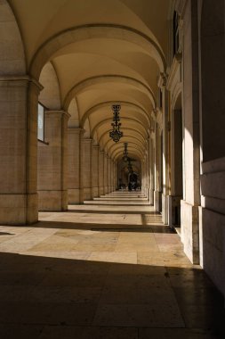 Lizbon, Portekiz 'deki Praca do Comercio' yu çevreleyen kemerli koridor.